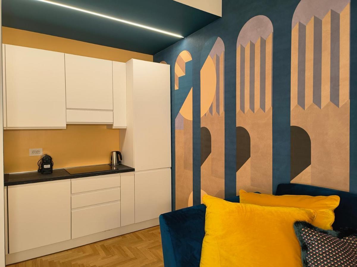 Luxury 2 Bedrooms And 2 Baths In Downtown With Ac, Wifi, Subway Aiport Conneted Apartment