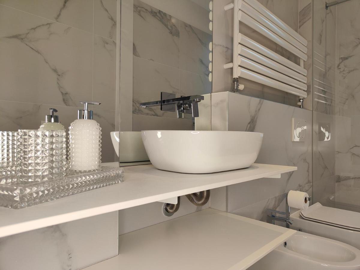Luxury 2 Bedrooms And 2 Baths In Downtown With Ac, Wifi, Subway Aiport Conneted Apartment